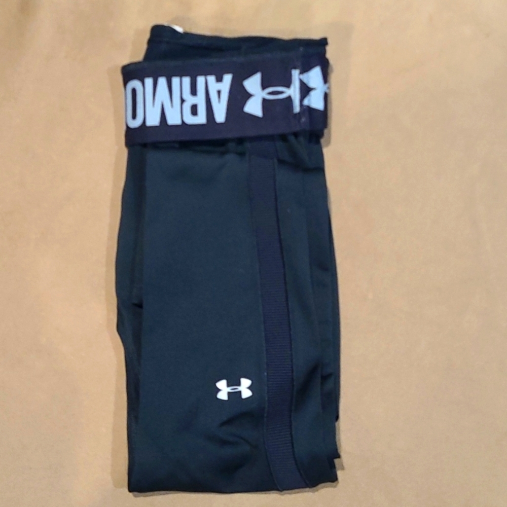 Ladies sixe small Under Armor black workout  pants.